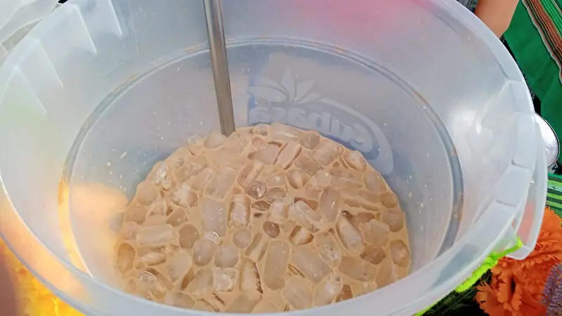 El agua de cajeta se encuentra creada a base de leche entera, lecha Carnation y cajeta quemada
